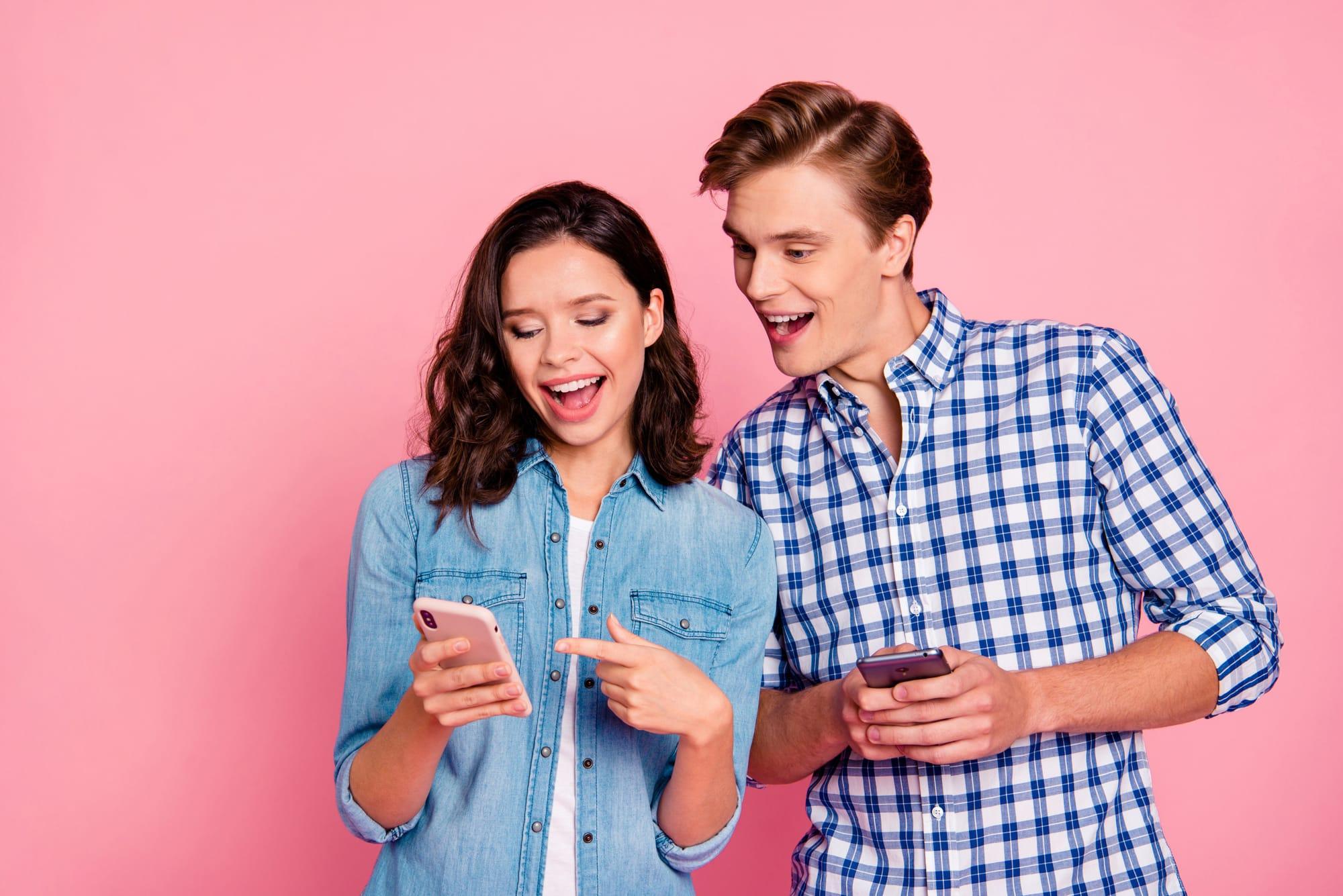 Two people sharing a link to Whatlater